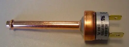 Remeha Druckschalter mit einem langen, metallischen Zylinder und zwei elektrischen Anschlüssen, geeignet für die Steuerung von Drucksystemen.